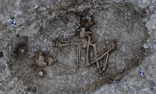 Đào hầm, phát hiện hài cốt 4.500 tuổi an nghỉ trong chiếc nồi - Ảnh 1.