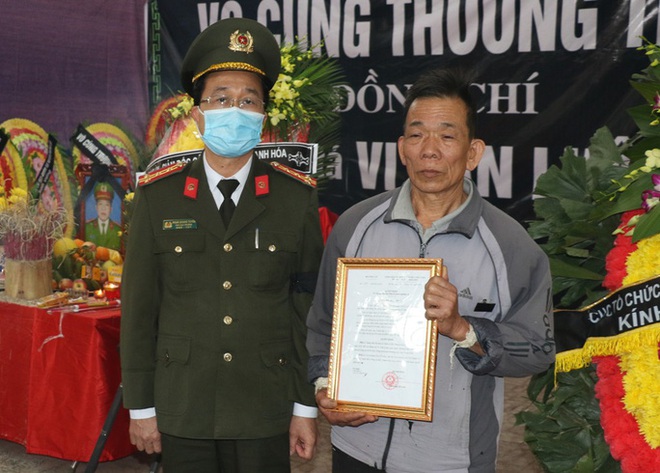 Thăng quân hàm Trung tá cho sĩ quan công an hi sinh khi vây bắt tội phạm ngày giáp Tết - Ảnh 2.