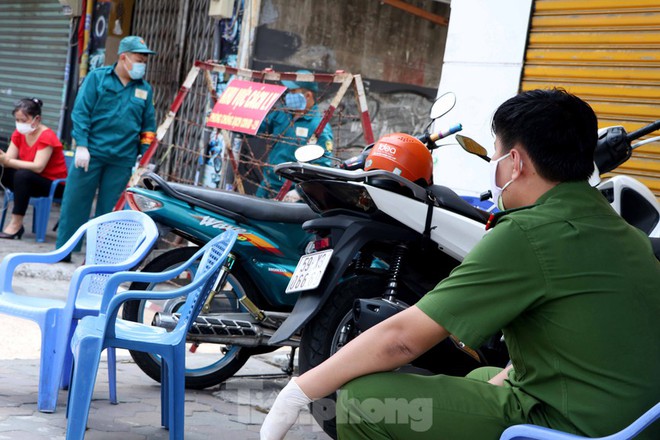 Cận cảnh phong tỏa khu dân cư hơn 700 người liên quan nhân viên sân bay mắc COVID-19 - Ảnh 8.