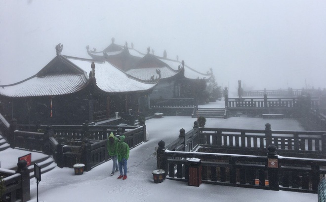 Tuyết bất ngờ rơi phủ trắng đỉnh Fansipan ngày cuối năm Tuyết bất ngờ rơi phủ trắng đỉnh Fansipan ngày cuối năm