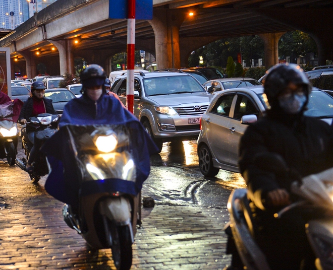 Người dân ùn ùn về quê ăn Tết dưới trời mưa, rét sau ngày làm việc cuối cùng của năm - Ảnh 5.