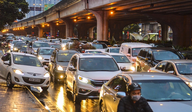 Người dân ùn ùn về quê ăn Tết dưới trời mưa, rét sau ngày làm việc cuối cùng của năm - Ảnh 6.