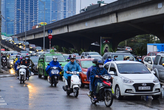 Người dân ùn ùn về quê ăn Tết dưới trời mưa, rét sau ngày làm việc cuối cùng của năm - Ảnh 7.