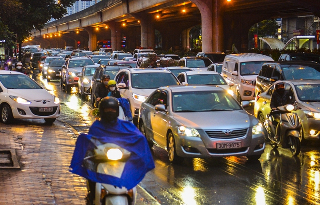 Người dân ùn ùn về quê ăn Tết dưới trời mưa, rét sau ngày làm việc cuối cùng của năm - Ảnh 4.