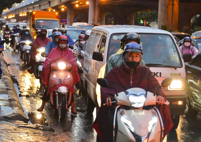Người dân ùn ùn về quê ăn Tết dưới trời mưa, rét sau ngày làm việc cuối cùng của năm - Ảnh 2.