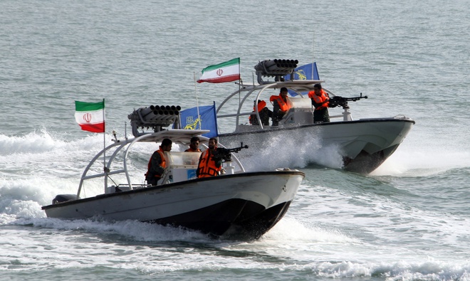 300 tàu chiến Iran vây kín Vịnh Ba Tư, người Mỹ nhận tin xấu - Ảnh 1.