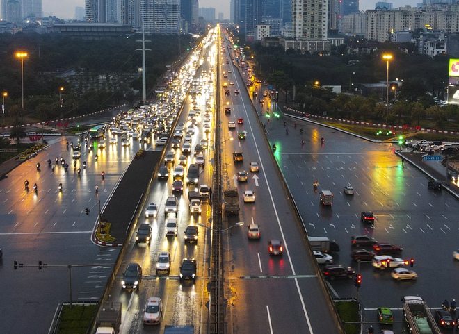 Người dân ùn ùn về quê ăn Tết dưới trời mưa, rét sau ngày làm việc cuối cùng của năm - Ảnh 3.