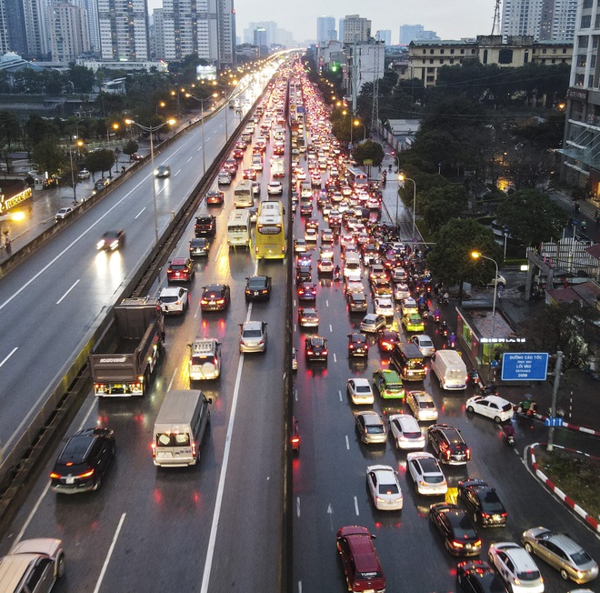 Người dân ùn ùn về quê ăn Tết dưới trời mưa, rét sau ngày làm việc cuối cùng của năm - Ảnh 1.