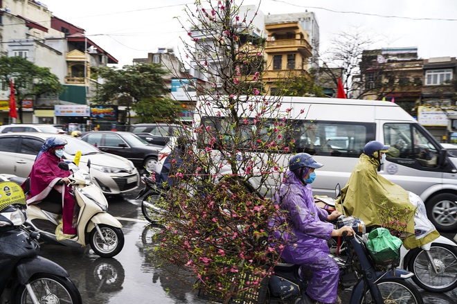Người dân ùn ùn về quê ăn Tết dưới trời mưa, rét sau ngày làm việc cuối cùng của năm - Ảnh 8.