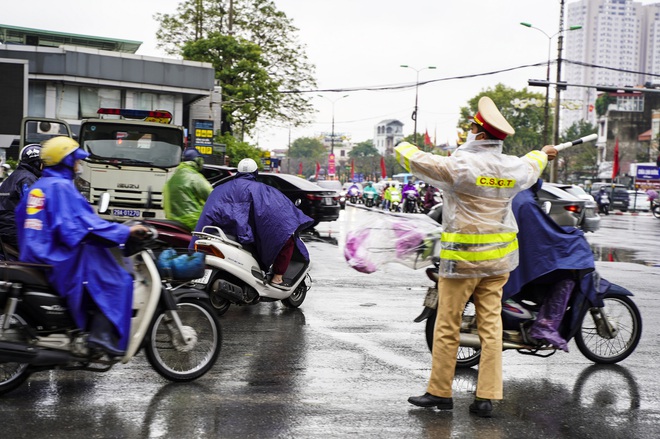 Người dân ùn ùn về quê ăn Tết dưới trời mưa, rét sau ngày làm việc cuối cùng của năm - Ảnh 12.