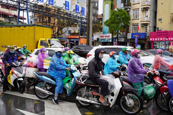 Người dân ùn ùn về quê ăn Tết dưới trời mưa, rét sau ngày làm việc cuối cùng của năm - Ảnh 10.