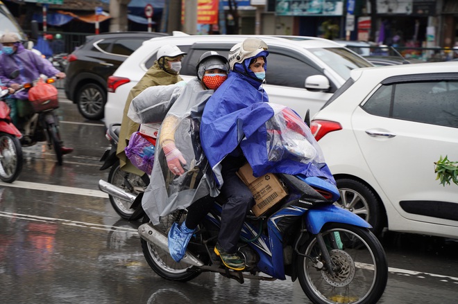 Người dân ùn ùn về quê ăn Tết dưới trời mưa, rét sau ngày làm việc cuối cùng của năm - Ảnh 9.