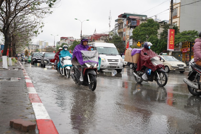 Người dân ùn ùn về quê ăn Tết dưới trời mưa, rét sau ngày làm việc cuối cùng của năm - Ảnh 11.