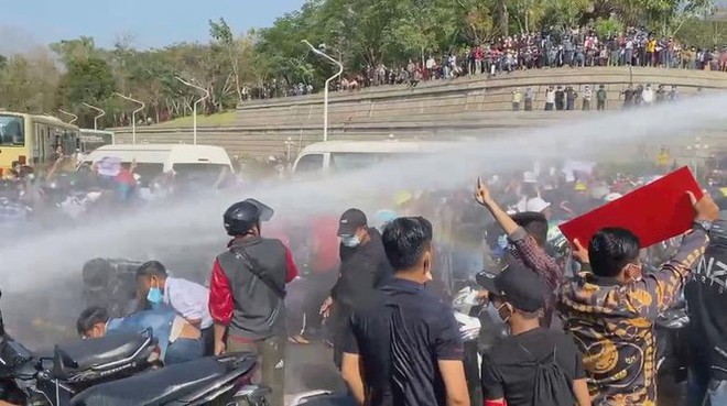 Cảnh sát Myanmar dùng vòi rồng giải tán người biểu tình - Ảnh 1.