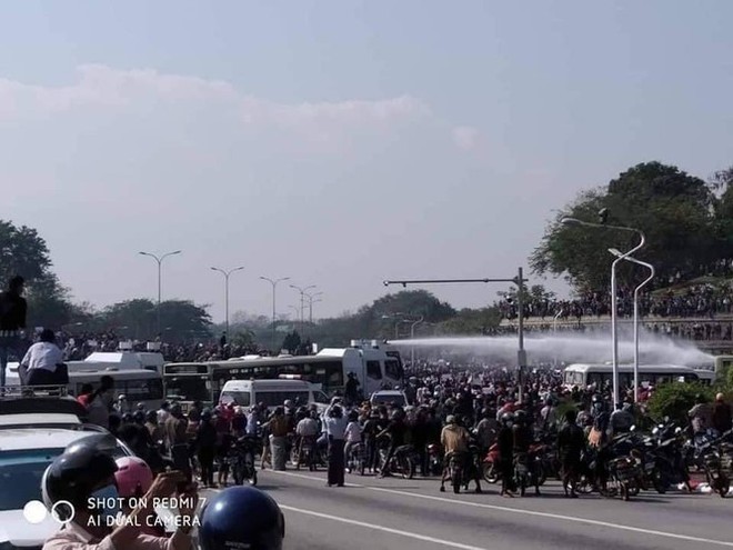 Cảnh sát Myanmar dùng vòi rồng giải tán người biểu tình - Ảnh 3.