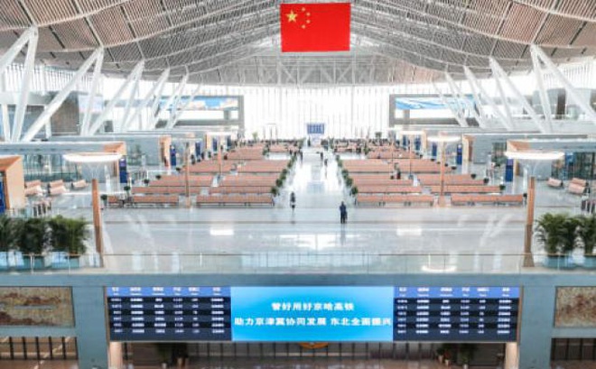 Cảnh vắng lặng tại một nhà ga ở Bắc Kinh vào ngày đầu tiên của kỳ Xuân vận năm 2021.