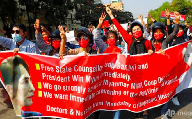 Người dân ở TP Mandalay biểu tình ngày 8/2. (Ảnh: AP)