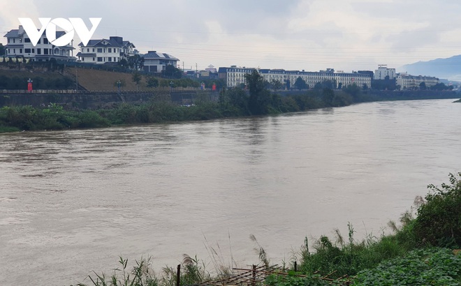 Sông Hồng chảy qua thành phố Lào Cai sáng 9/2.