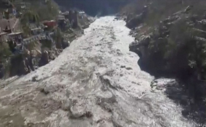 Sông băng trên dãy Himalaya bị đứt vỡ và tràn xuống hạ du. Ảnh: Reuters.