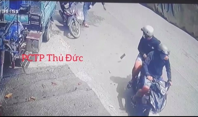 Tên cướp giật điện thoại trong chớp mắt khiến thanh niên hộc tốc đuổi theo, cái kết khiến tất cả hả hê - Ảnh 2.