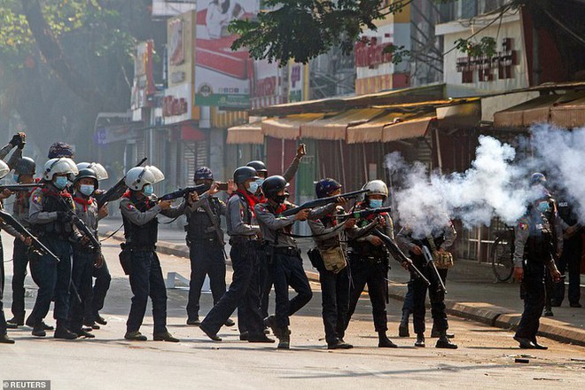 Reuters: 48 người thương vong khi cảnh sát Myanmar đụng độ người biểu tình - Ảnh 1.