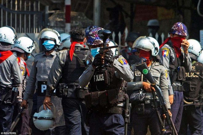 Reuters: 48 người thương vong khi cảnh sát Myanmar đụng độ người biểu tình - Ảnh 2.