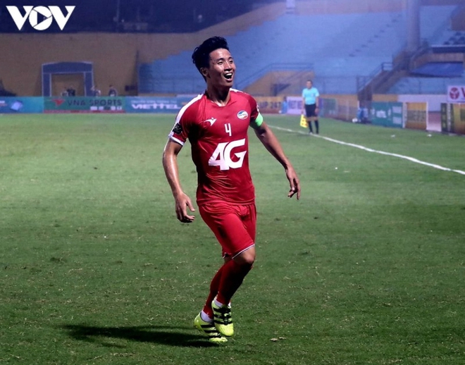Ng&agrave;y n&agrave;y năm xưa: B&ugrave;i Tiến Dũng ghi b&agrave;n đầu ti&ecirc;n ở V-League - Ảnh 1.