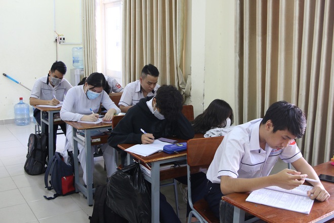 Hình ảnh học sinh TP HCM trở lại trường sau kỳ nghỉ dài - Ảnh 3.