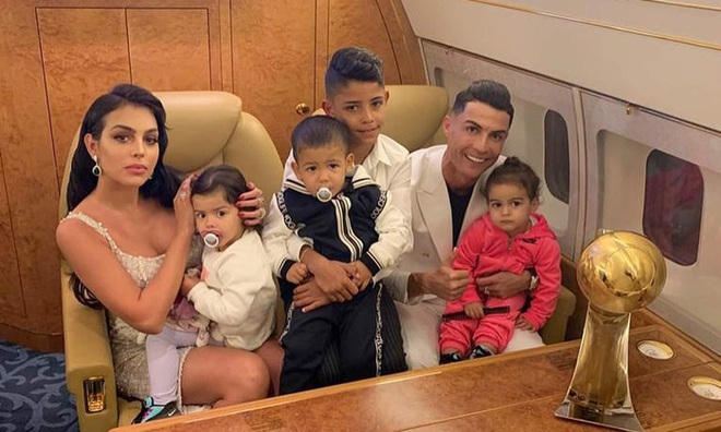 Ronaldo bị bạn gái cấm thay bóng đèn trong nhà, nghe lý do đủ biết nàng quan tâm đến chàng nhiều như thế nào - Ảnh 4.