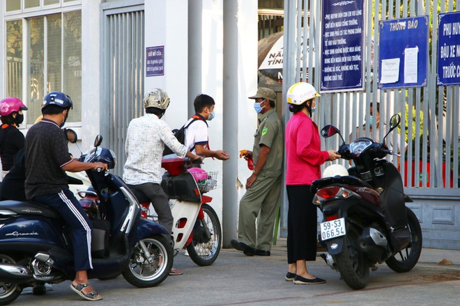 Hình ảnh học sinh TP HCM trở lại trường sau kỳ nghỉ dài - Ảnh 4.