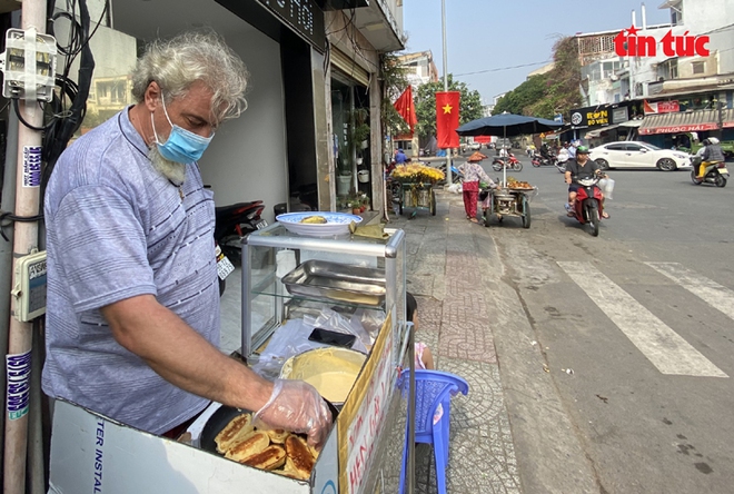 Không về nước vì dịch COVID-19, ông Tây bán chuối chiên mưu sinh ở vỉa hè TP Hồ Chí Minh - Ảnh 4.