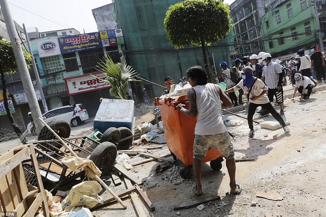 Reuters: 48 người thương vong khi cảnh sát Myanmar đụng độ người biểu tình - Ảnh 6.