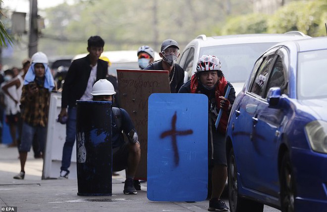 Reuters: 48 người thương vong khi cảnh sát Myanmar đụng độ người biểu tình - Ảnh 7.