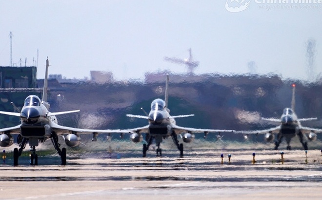Chiến đấu cơ J-10 của Trung Quốc chuẩn bị cất cánh để tham gia tập trận. (Ảnh: China Military)