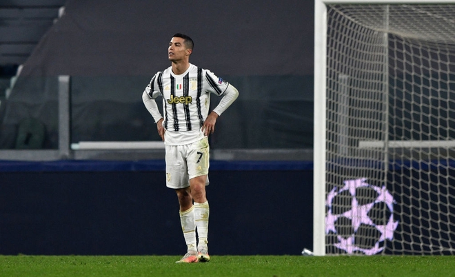 Ronaldo bị chỉ trích vì sợ bóng khiến Juve cay đắng rời Champions League - Ảnh 1.