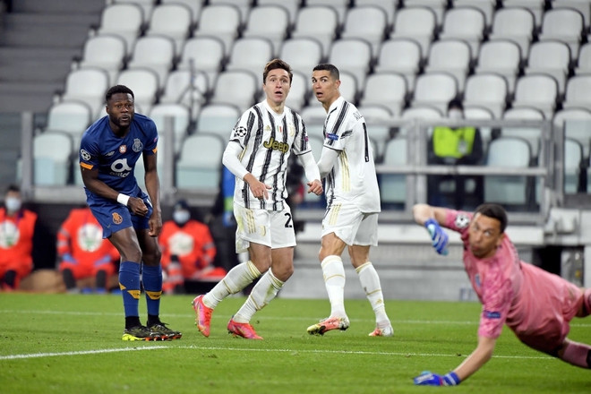 Ronaldo bị chỉ trích vì sợ bóng khiến Juve cay đắng rời Champions League - Ảnh 6.