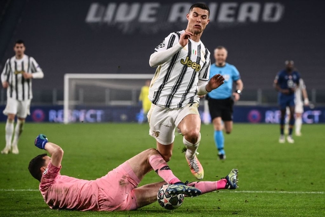 Ronaldo bị chỉ trích vì sợ bóng khiến Juve cay đắng rời Champions League - Ảnh 7.