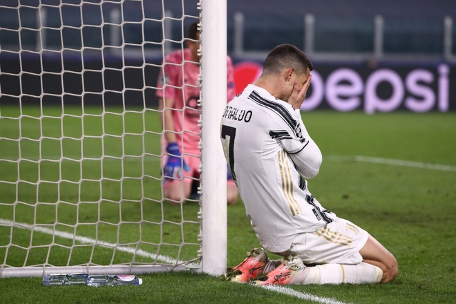 Ronaldo bị chỉ trích vì sợ bóng khiến Juve cay đắng rời Champions League - Ảnh 8.