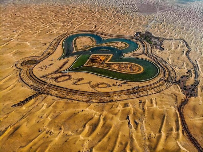 Hồ tình yêu với hai trái tim lồng vào nhau giữa sa mạc đẹp xuất sắc ở Dubai - Ảnh 1.
