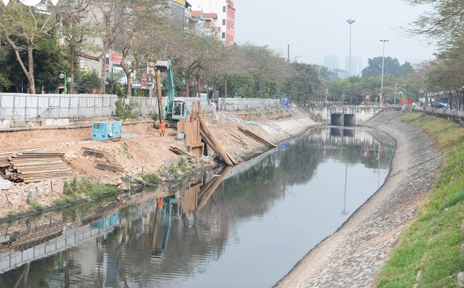 Nhà thầu đang thi công lắp đặt hệ thống đường ống thu gom nước thải sinh hoạt hai bên bờ sông Tô Lịch về nhà máy xử lý nước thải Yên Xá.