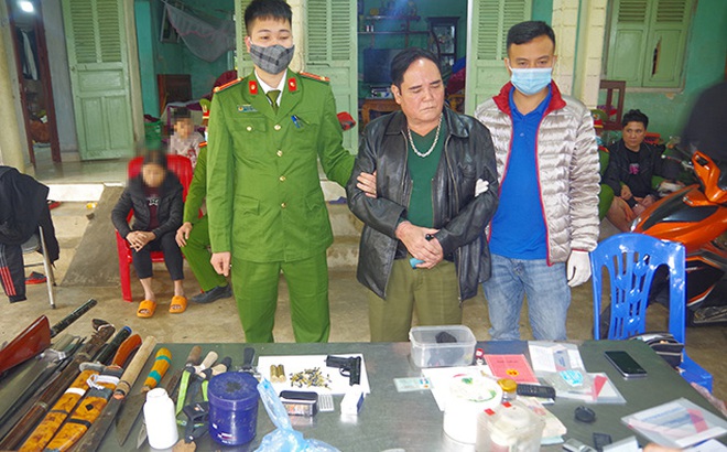 Công an huyện Đại Từ khám xét nhà đối tượng Lê Đắc Bình, thu giữ nhiều loại ma túy, súng, đạn, dao, kiếm nguy hiểm.