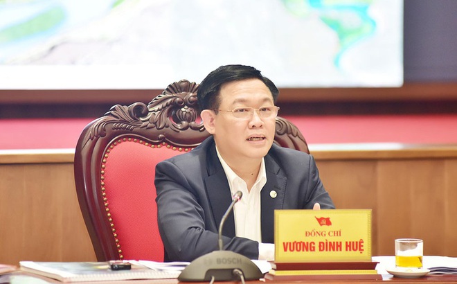 Bí thư Thành uỷ Hà Nội Vương Đình Huệ phát biểu tại cuộc họp