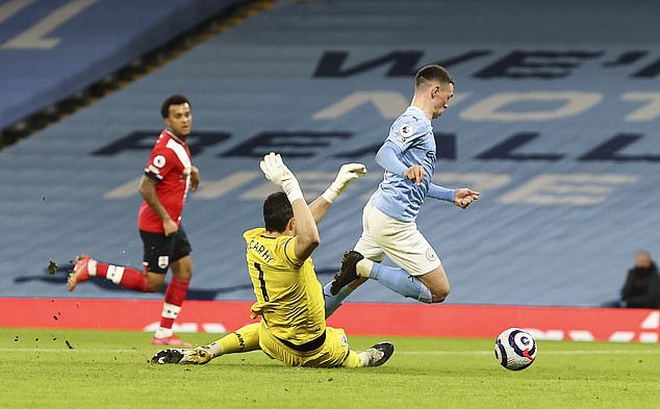 Tình huống Foden ngã trong vòng cấm Southampton