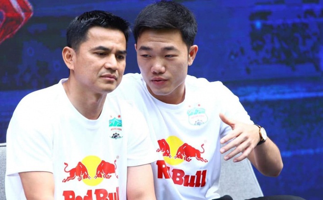 Báo Thái lo lắng khi Kiatisak 'hiến kế' cho bóng đá Việt Nam.