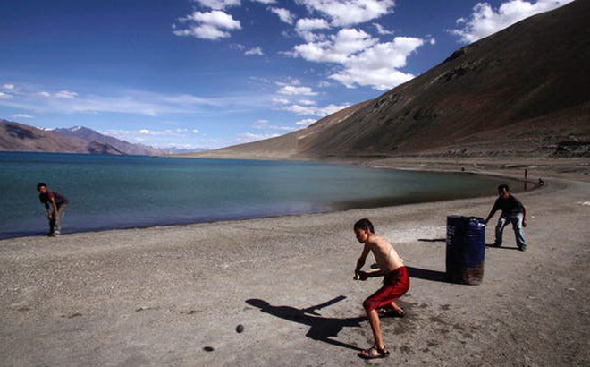 Trẻ em chơi cricket bên hồ Pangong, gần biên giới Ấn Độ - Trung Quốc ở Ladakh, Ấn Độ, ngày 22 tháng 7 năm 2011.