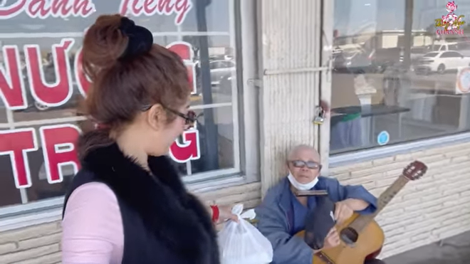 Thúy Nga phát đồ cho người vô gia cư tại Mỹ, bất ngờ gặp bạn trai cố diễn viên Mai Phương - Ảnh 3.