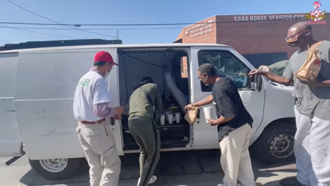 Thúy Nga phát đồ cho người vô gia cư tại Mỹ, bất ngờ gặp bạn trai cố diễn viên Mai Phương - Ảnh 5.