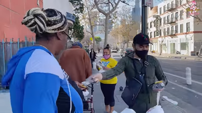 Thúy Nga phát đồ cho người vô gia cư tại Mỹ, bất ngờ gặp bạn trai cố diễn viên Mai Phương - Ảnh 4.