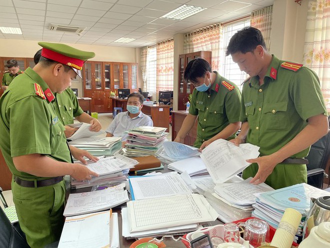 Tiếp tay cho doanh nghiệp trốn thuế, mua bán hóa đơn, ba cán bộ thuế bị bắt - Ảnh 3.