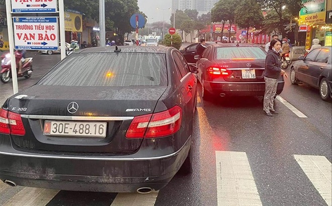 Hai xe Mercedes trùng BKS 30E-488.16  bị phát hiện trên đường